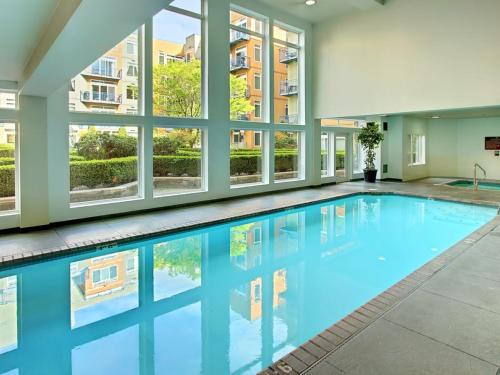 una piscina en un edificio con ventanas en City Water View Oasis with Pool & Gym near Cruise in Heart of Seattle, en Seattle