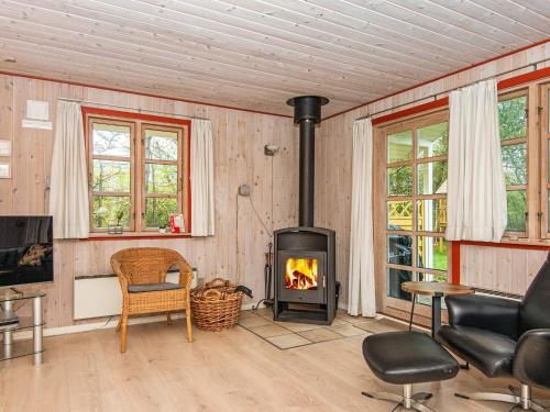 uma sala de estar com um fogão a lenha num quarto em 8 person holiday home in Oksb l em Oksbøl