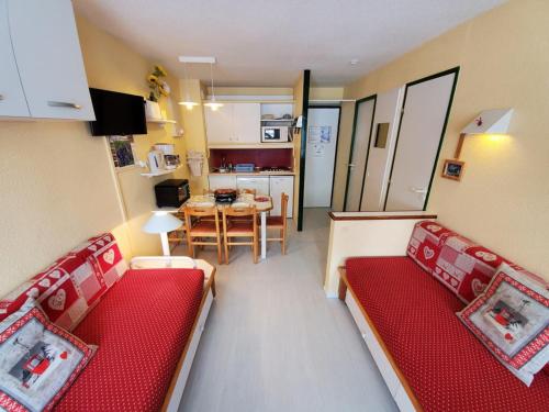 Studio cabine cosy avec balcon, bien équipé, accès rapide aux pistes et commerces – Montchavin Les Coches - FR-1-329-10