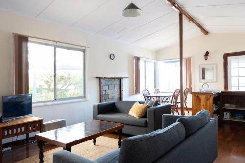 Ein Sitzbereich in der Unterkunft Nornalup Riverside Chalets
