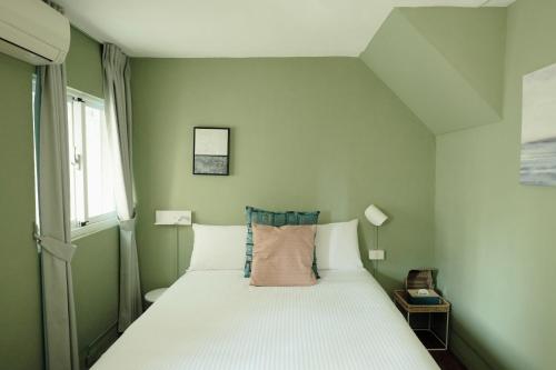 安平的住宿－安平九十八巷，卧室配有一张大白色床和窗户
