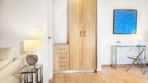 a living room with a wooden door and a table at Rio Verde by Villa Alejandro in Boquete