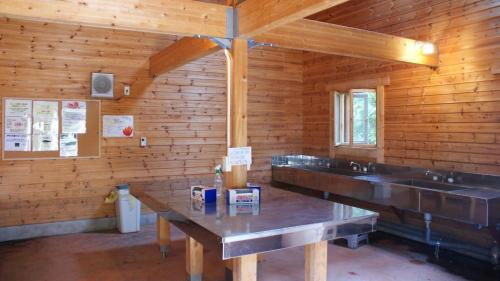 baño con lavamanos en una cabaña de madera en PICA Fujisaiko, en Fujikawaguchiko