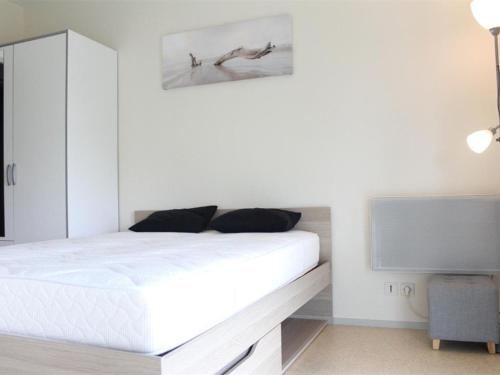 ラ・ロシェルにあるAppartement La Rochelle, 1 pièce, 4 personnes - FR-1-246-164の白いベッドルーム(ベッド1台、テレビ付)