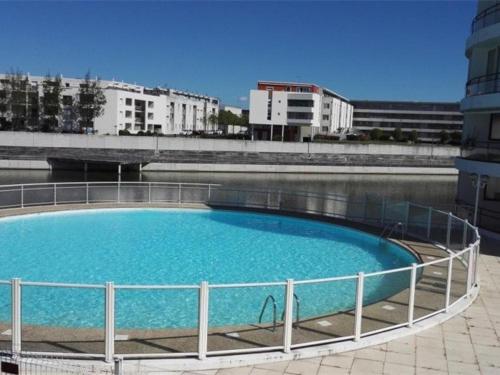 una gran piscina de agua con edificios en el fondo en Appartement La Rochelle, 2 pièces, 4 personnes - FR-1-246-11, en La Rochelle