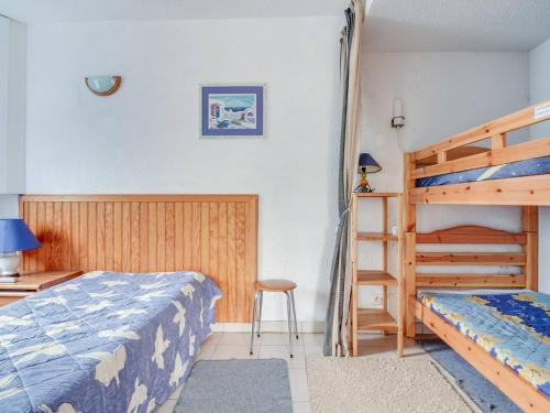 Un dormitorio con una litera y una escalera. en T3 calme 6 pers, terrasse, jardinet, proche commodités - FR-1-402-24, en Esquièze - Sère