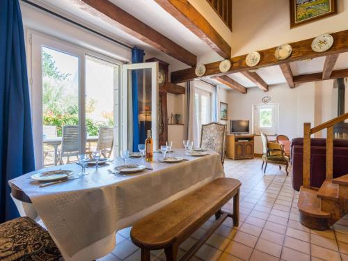 une salle à manger avec une table et des verres à vin dans l'établissement Grande Villa à Carnac - 12 pers, Jardin 2000m², Wifi, Plage à Proximité - FR-1-477-19, à Carnac