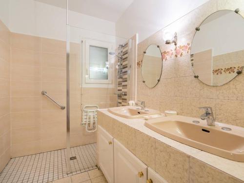 une salle de bain avec un lavabo, un miroir et une douche dans l'établissement Grande Villa à Carnac - 12 pers, Jardin 2000m², Wifi, Plage à Proximité - FR-1-477-19, à Carnac