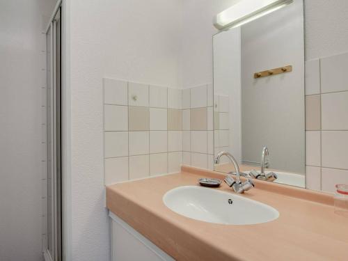 une salle de bain avec un lavabo et un miroir dans l'établissement Duplex 3 Pièces 6 Pers., Terrasse, Calme, Proche Centre - FR-1-402-93, à Esquièze - Sère