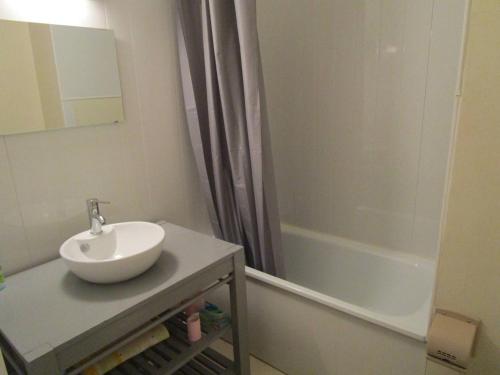 une salle de bain avec un lavabo et une baignoire dans l'établissement Appartement T2 à Cauterets, proche centre, parking et box inclus, idéal pour 5 personnes - FR-1-234-237, à Cauterets