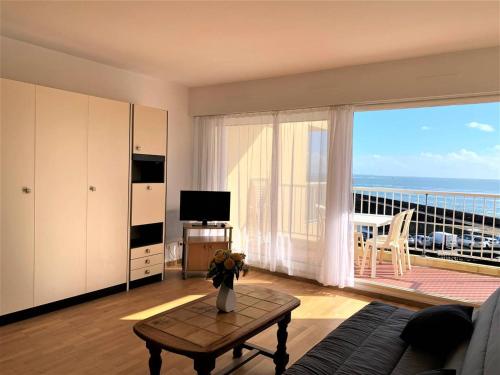 un salon avec vue sur l'océan dans l'établissement Grand studio 40m² pour 2 personnes à Quiberon - FR-1-478-193, à Quiberon