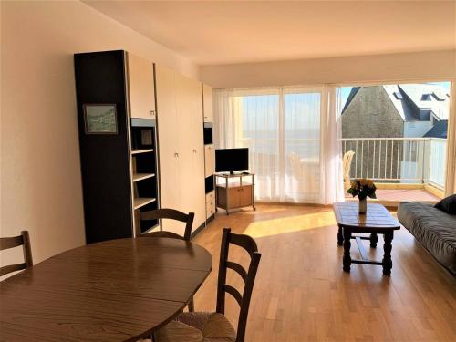 un salon avec une table et un canapé dans l'établissement Grand studio 40m² pour 2 personnes à Quiberon - FR-1-478-193, à Quiberon