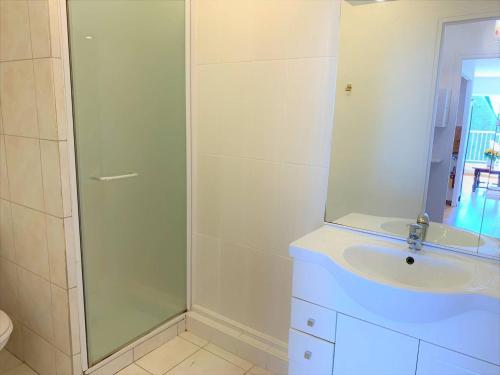 une salle de bain avec douche et lavabo dans l'établissement Grand studio 40m² pour 2 personnes à Quiberon - FR-1-478-193, à Quiberon