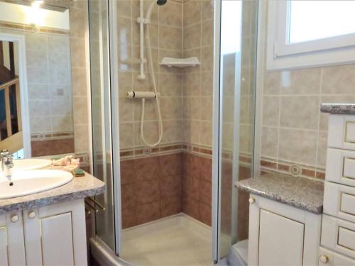 une salle de bain avec douche et lavabo dans l'établissement Maison avec Jardin, Véranda, WIFI, à 2 km du Port de Perros-Guirec, St Quay-Perros - FR-1-368-313, à Saint-Quay-Perros