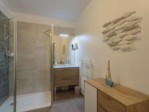 ein Bad mit einer Dusche, einem Waschbecken und einem Spiegel in der Unterkunft Appartement Saint-Jean-de-Luz, 2 pièces, 4 personnes - FR-1-4-617 in Saint-Jean-de-Luz