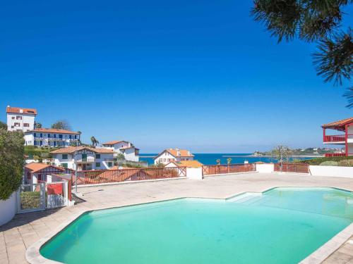 - une piscine dans une villa avec vue sur l'océan dans l'établissement Appartement moderne avec piscine collective - FR-1-4-623, à Ciboure