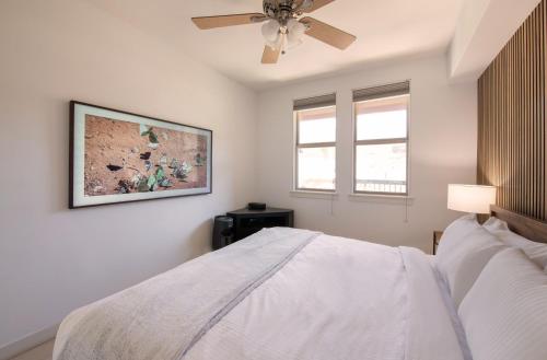 um quarto com uma cama branca e uma ventoinha de tecto em Winter Park FF Premium-Rated 4564 em Winter Park