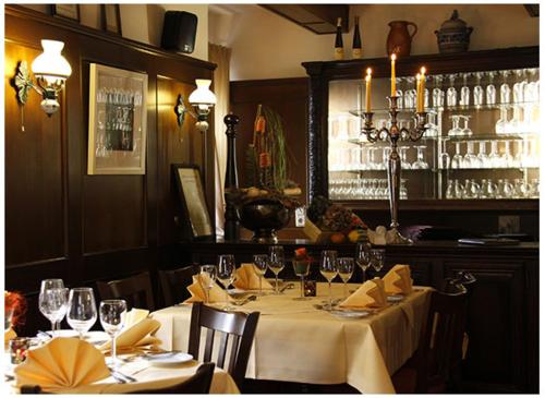 a dining room with a table with wine glasses at Goldener Pfropfenzieher in Oberwesel