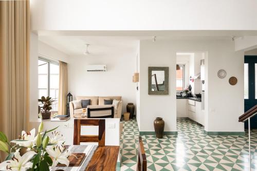El Tesoro 2BHK Elegant Apartments in Siolim with Pool- 10 mins Drive to Assagaoにあるキッチンまたは簡易キッチン