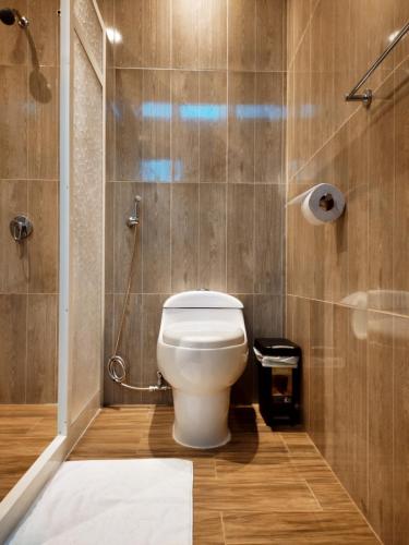 a bathroom with a toilet and a shower at Suite Familiar en Puerto Ayora in Puerto Ayora