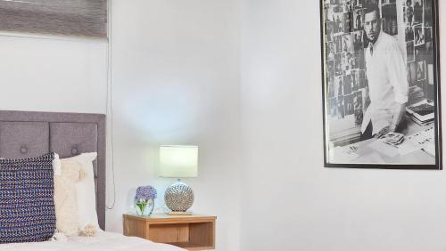 a bedroom with a bed and a picture on the wall at Rio Verde by Villa Alejandro in Boquete
