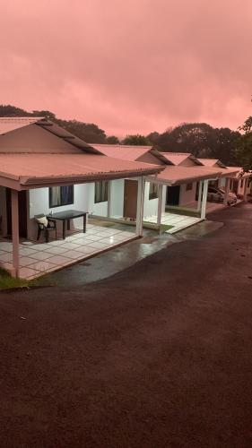 une rangée de maisons avec un banc devant elles dans l'établissement Around Juan Santa María, à Alajuela