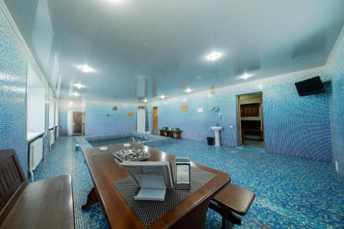 Televisyen dan/atau pusat hiburan di Ostrov Hotel