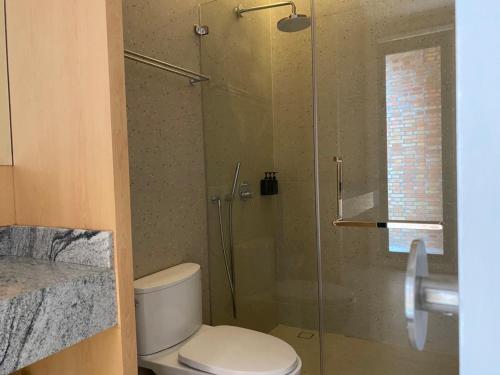 Bilik mandi di The Sayla hotel(Baan Sayla)