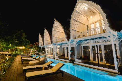 The swimming pool at or close to Mambo Beach Resort