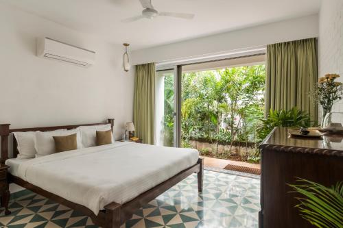 El Tesoro 2BHK Elegant Apartments in Siolim with Pool- 10 mins Drive to Assagaoにあるベッド