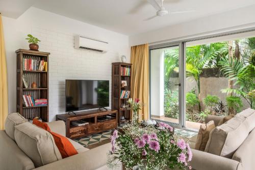 El Tesoro 2BHK Elegant Apartments in Siolim with Pool- 10 mins Drive to Assagaoにあるテレビまたはエンターテインメントセンター