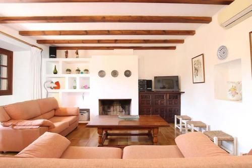 Lovely mallorquin farmhouse in Pollensa by Renthousing