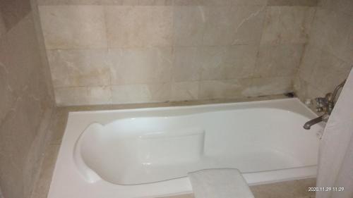 Habitación con baño con bañera blanca. en Inder Residency Resort & Spa Udaipur, en Udaipur