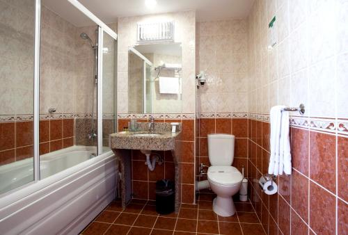 ein Badezimmer mit Toilette, Waschbecken und Badewanne in der Unterkunft SEFA HOTEL 1 ÇORLU in Çorlu