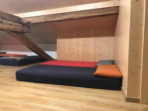 a bedroom with two bunk beds in a room at Gite du pèlerin-Chalet de montagne in Orsières