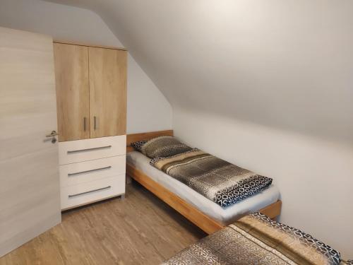 - une petite chambre avec un lit et une armoire dans l'établissement Apartment Popp, à Erzhausen