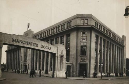 budynek z napisem "Manchester Dogs" w obiekcie Old Dock Office w Manchesterze
