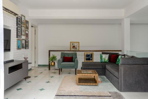 El Tesoro 2BHK Elegant Apartments in Siolim with Pool- 10 mins Drive to Assagaoにあるシーティングエリア