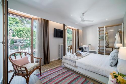 a bedroom with a bed and a chair and a window at Voramar in Benicàssim