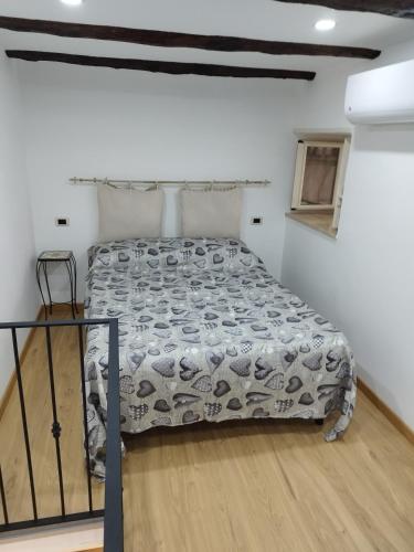 een slaapkamer met een bed met een deken erop bij Il Rifugio del Conte in Napels