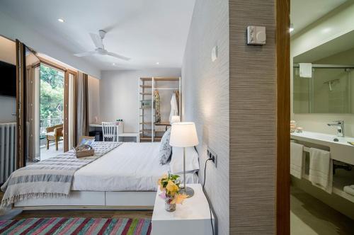 a bedroom with a large bed and a bathroom at Voramar in Benicàssim