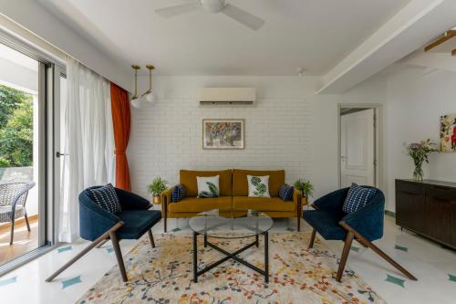 El Tesoro 2BHK Elegant Apartments in Siolim with Pool- 10 mins Drive to Assagaoにあるシーティングエリア