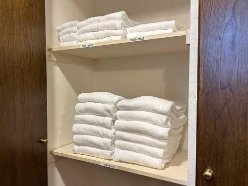 um monte de toalhas estão empilhadas num armário em LIT’S INN Sapporo em Sapporo