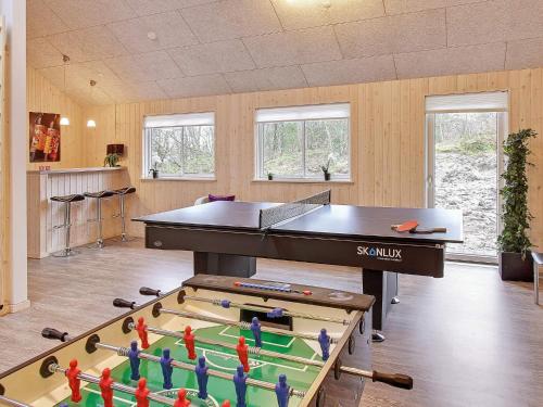 ヘンネ・ストランドにある18 person holiday home in Henneのビリヤード台、卓球台が備わる客室です。