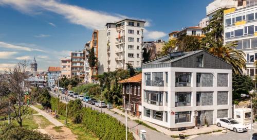 ein großes weißes Haus an einer Stadtstraße in der Unterkunft Monnas Bosphorus in Istanbul