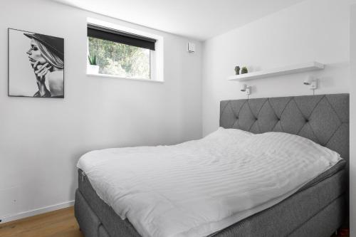 - une chambre avec un grand lit et une fenêtre dans l'établissement Åreskutan Huså lägenhet 5, à Huså