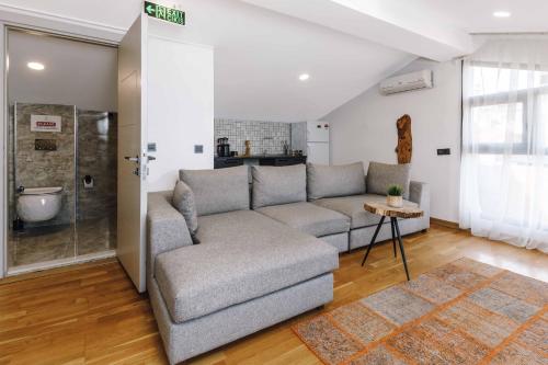 ein Wohnzimmer mit einem Sofa und einem Tisch in der Unterkunft Monnas Bosphorus in Istanbul