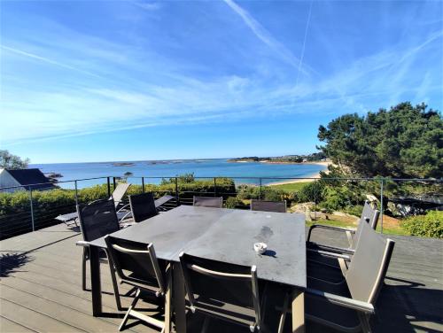 Villa vue mer avec terrasse de 50m2 donnant sur la plage de Goas Treiz à TREBEURDEN Ref-674