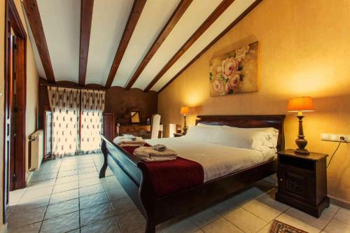 een slaapkamer met een groot bed in een kamer bij Boutique hotel El Capricho in Beniali