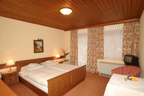 Habitación de hotel con cama, TV y cama sidx sidx sidx sidx sidx sidx sidx en Gästehaus Sägemühle, en Russbach am Pass Gschütt
